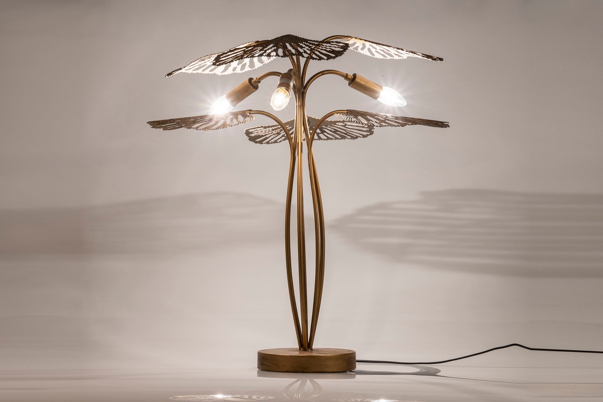 CANDEEIRO DE MESA DE METAL DOURADO 68x68x67 CM