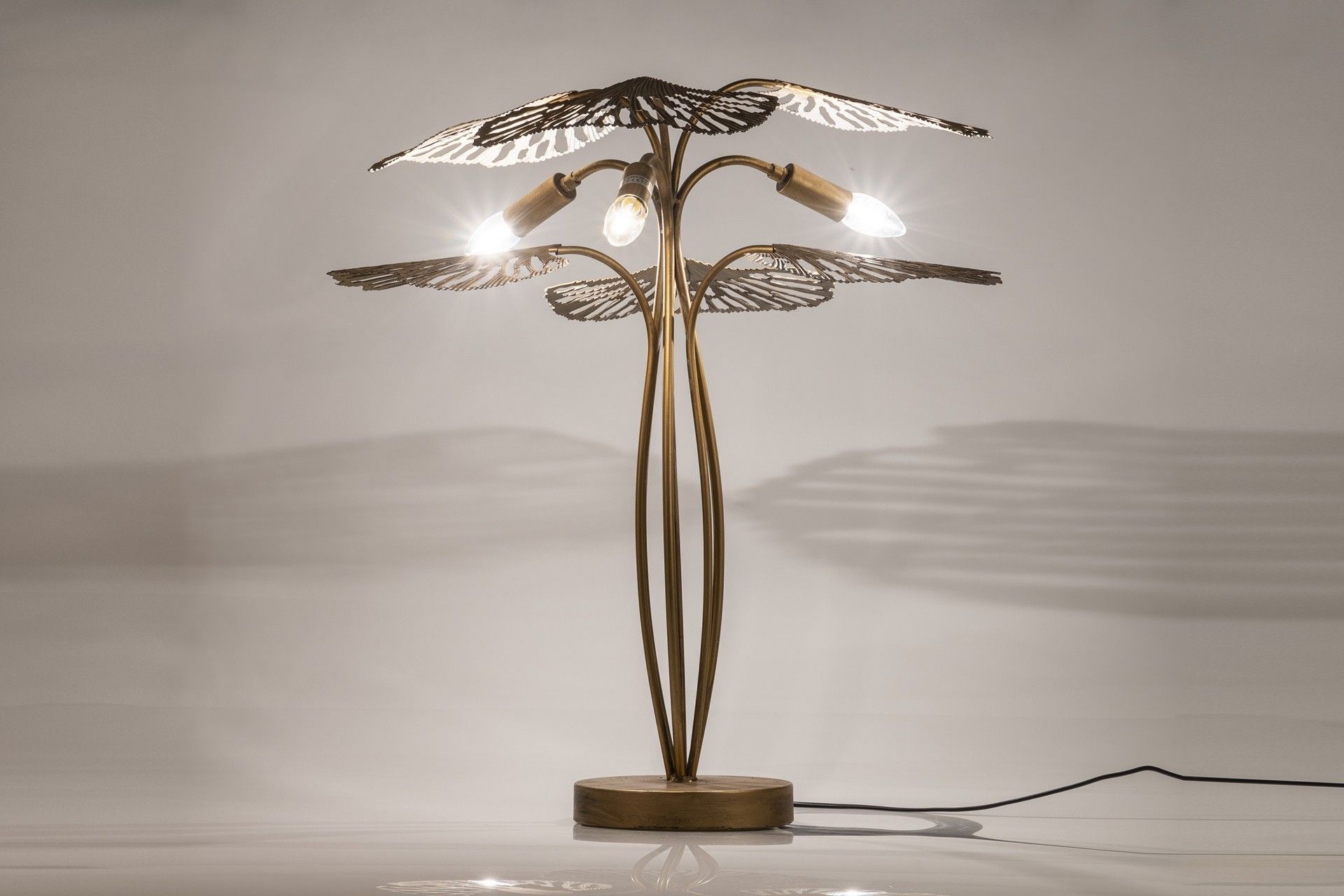 LAMPARA SOBREMESA METAL DORADA 68x68x67 CM