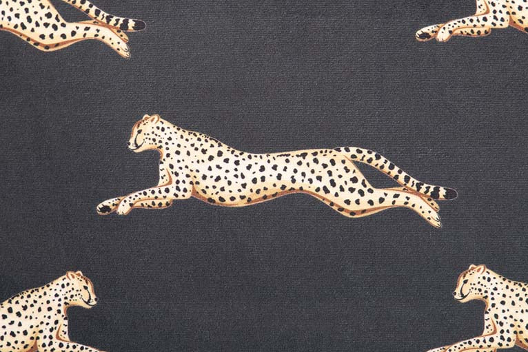 ALMOFADA DE VELUDO LEOPARDOS PRETO DOURADO 45x13x45 CM