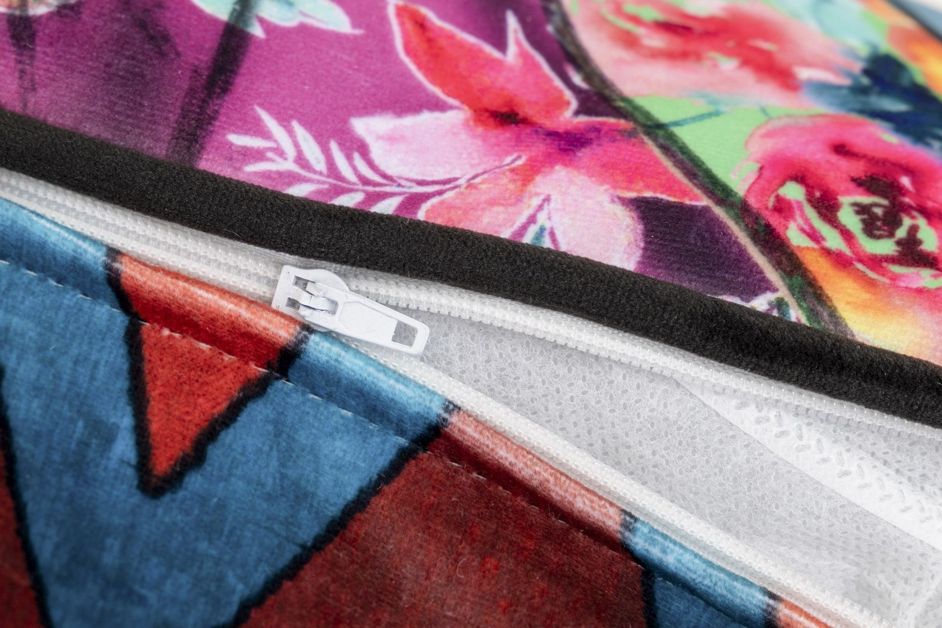 COJIN VELVET TIGRE ZIG ZAG 45x13x45 CM