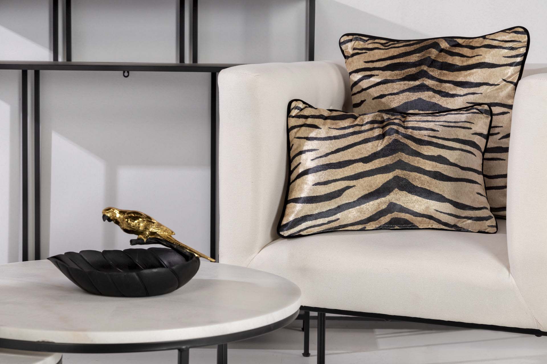 COJIN VELVET TIGRE 45x13x30 CM - Min.2 uds