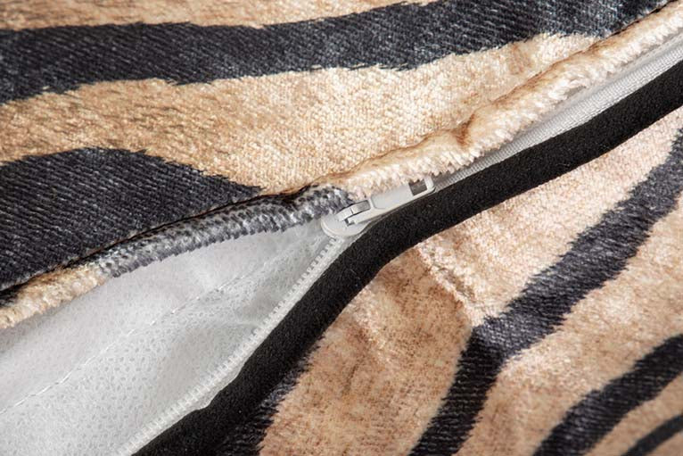 COJIN VELVET TIGRE 45x13x30 CM - Min.2 uds