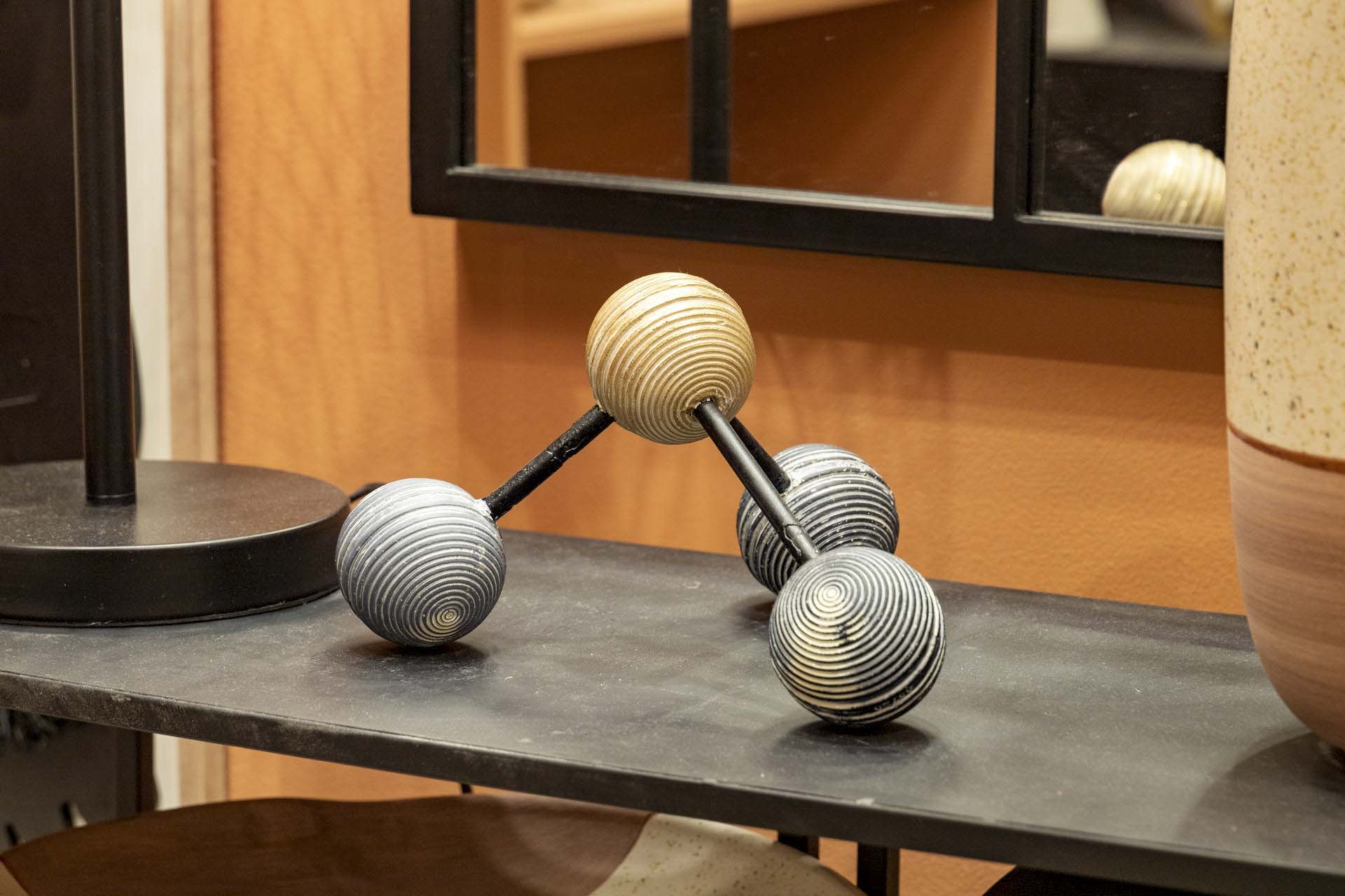 FIGURA DECORACION RESINA ABSTRACTA 21x21x12 CM