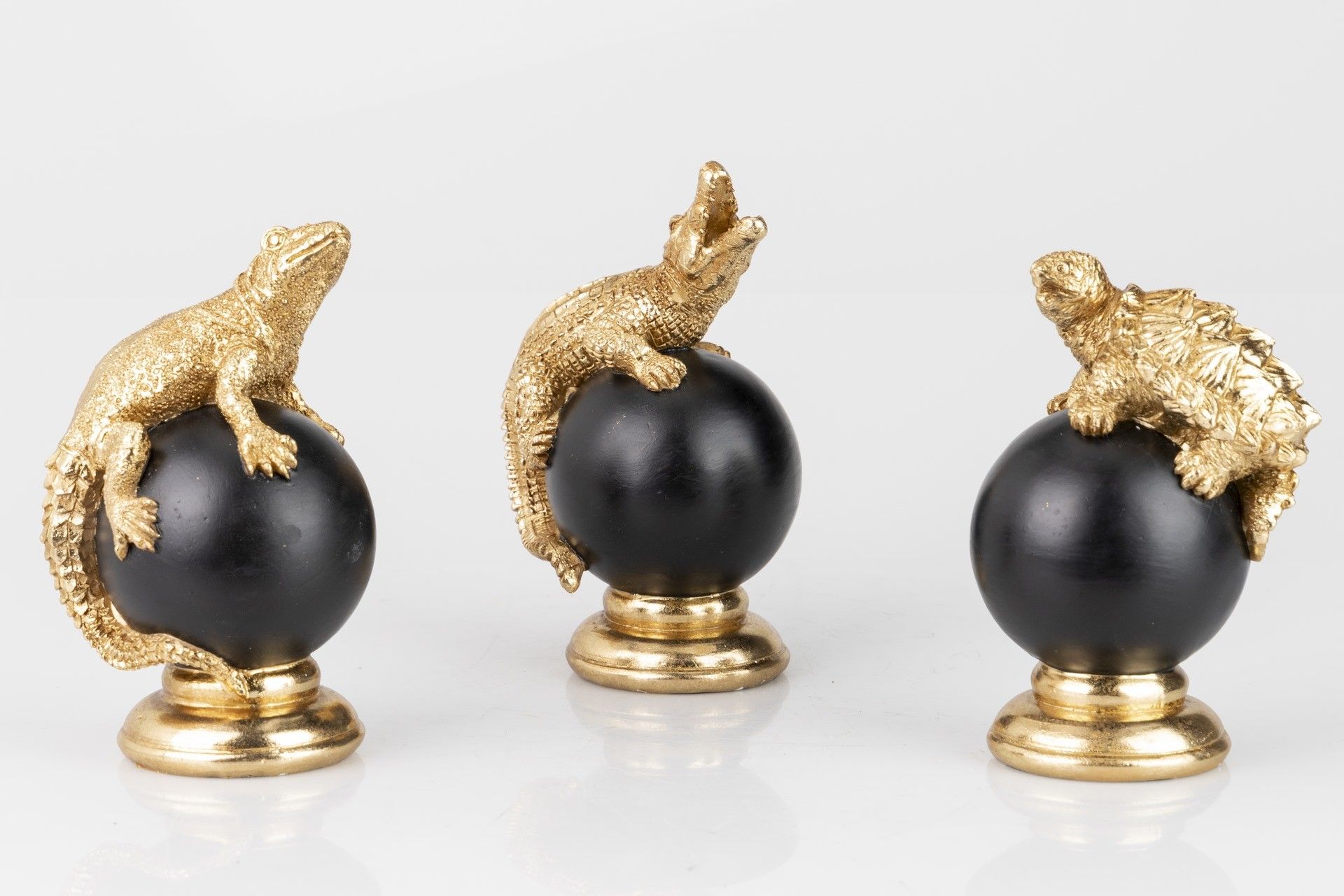 CROCODILE FIGURE BALL RESIN DECORATION 10x8x15 CM