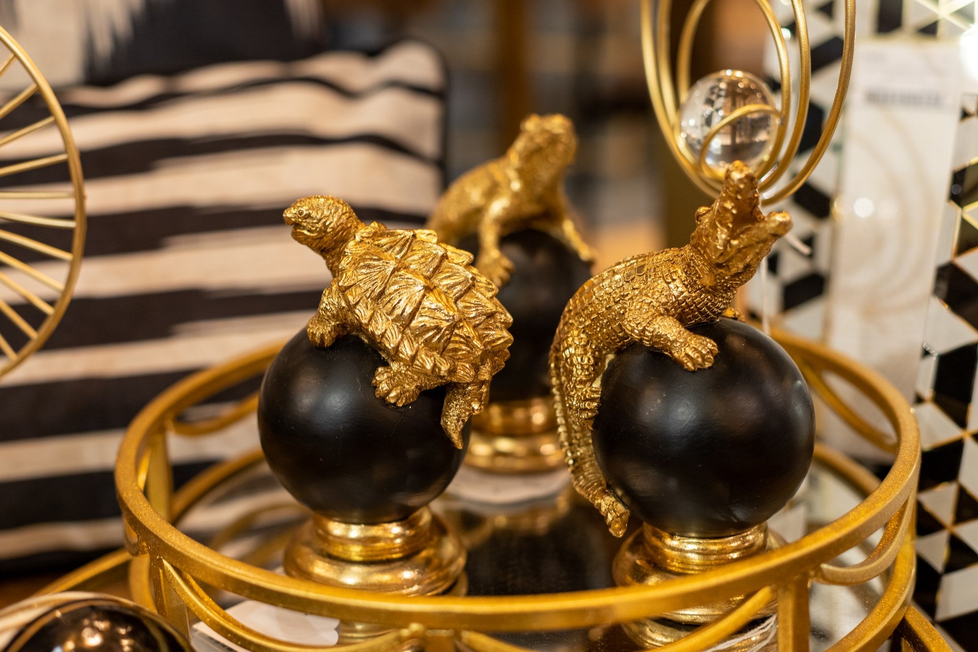 Figura de crocodilo bola decoração de resina 10x8x15 cm