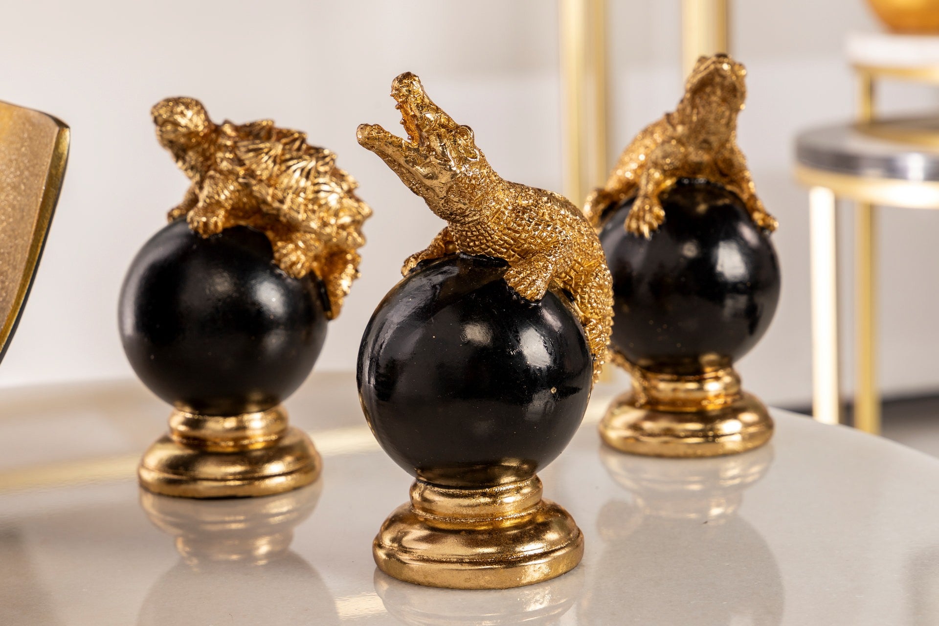 CROCODILE FIGURE BALL RESIN DECORATION 10x8x15 CM