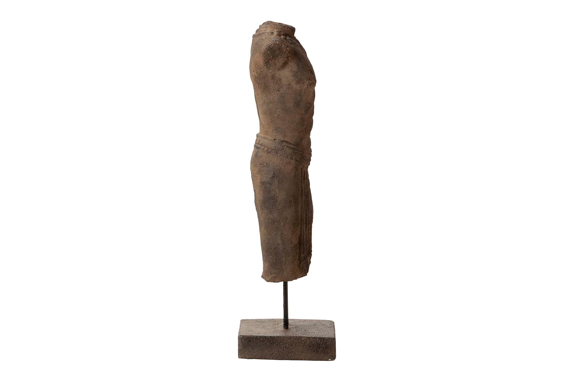 FIGURA TORSO HOMBRE PIEDRA MARRON 20x20x70 CM