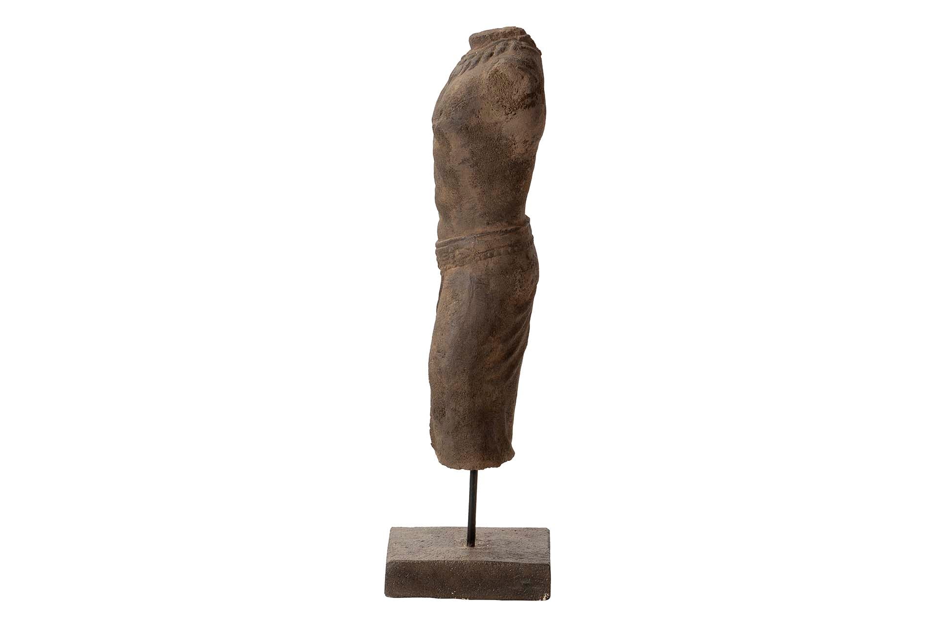 FIGURA TORSO HOMBRE PIEDRA MARRON 20x20x70 CM