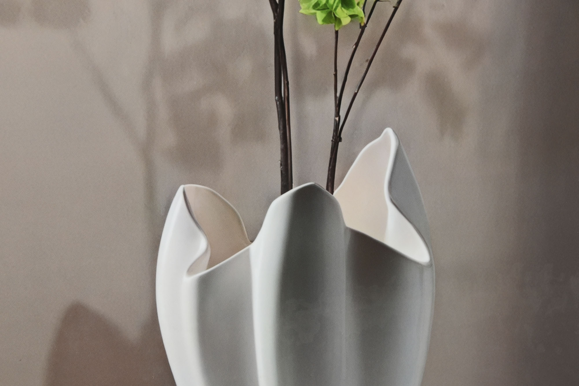 Aluminum MDF Frame 80X3.5X160 Vase 2 Assorted.