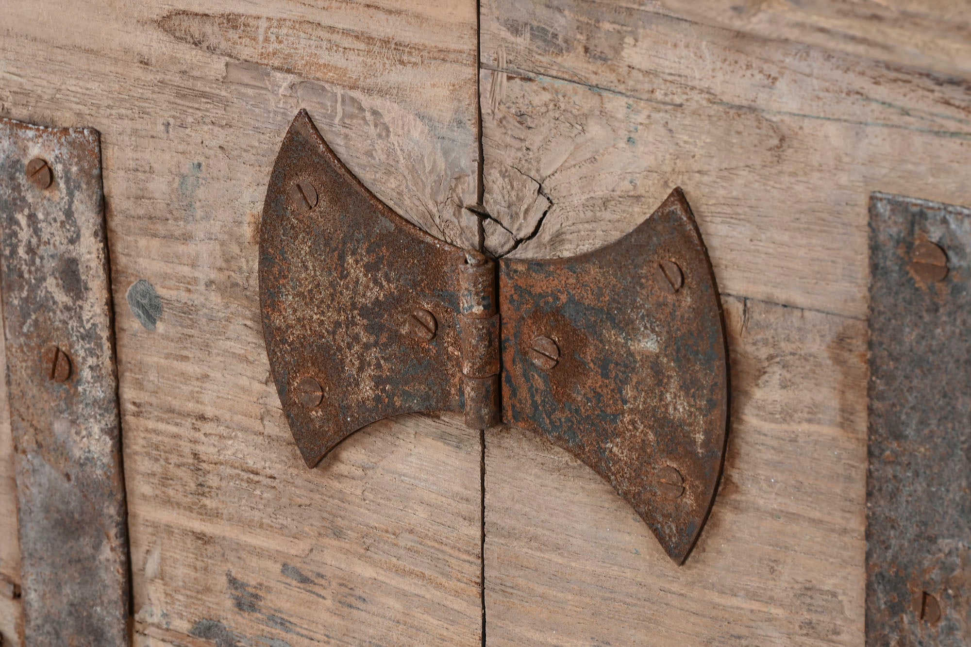 Aparador de madeira 167X51X92 92,60 sortimento de peças únicas