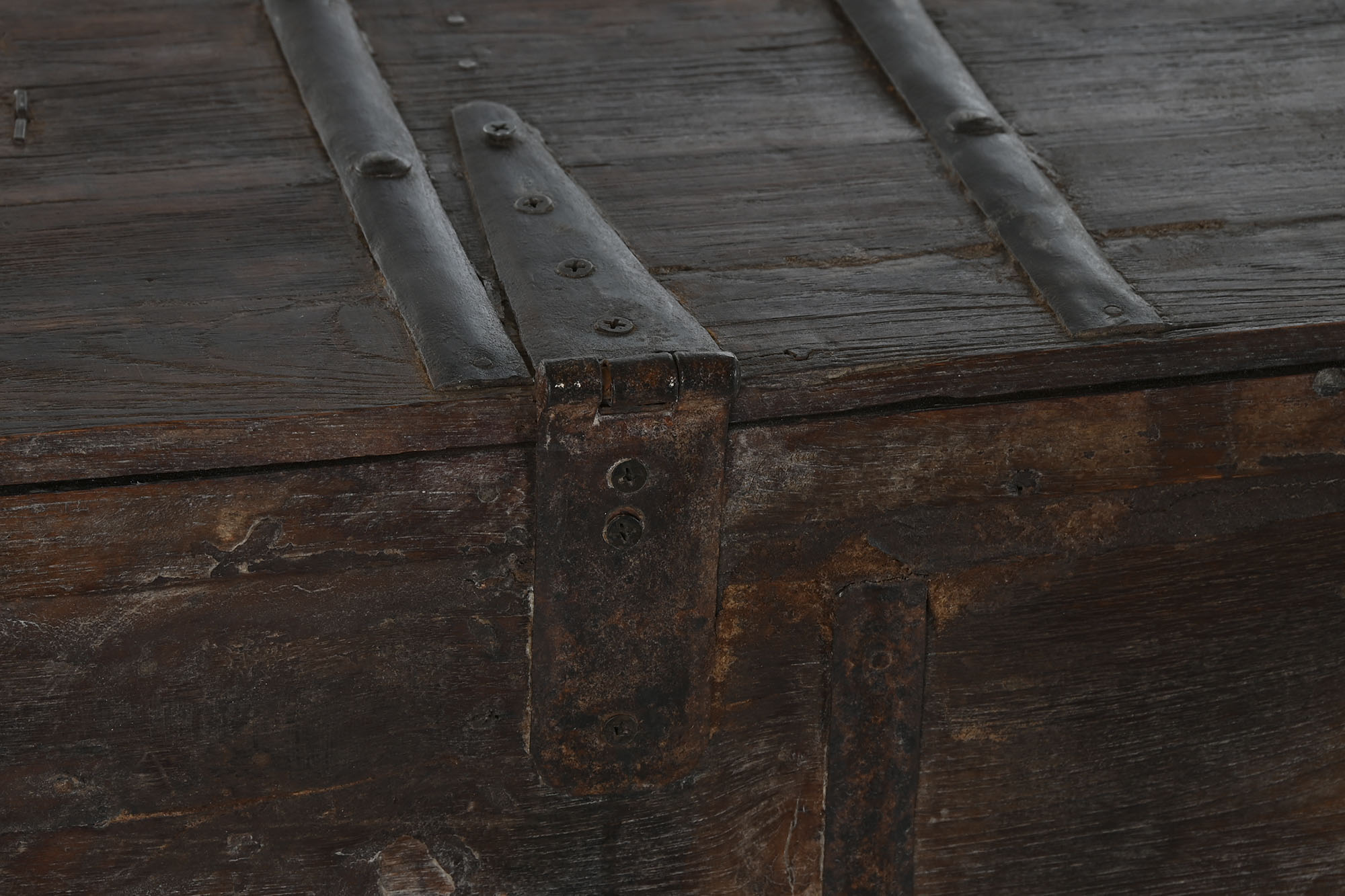 Arcon Teca Hierro 137X44X98 Pieza Surtida Marron