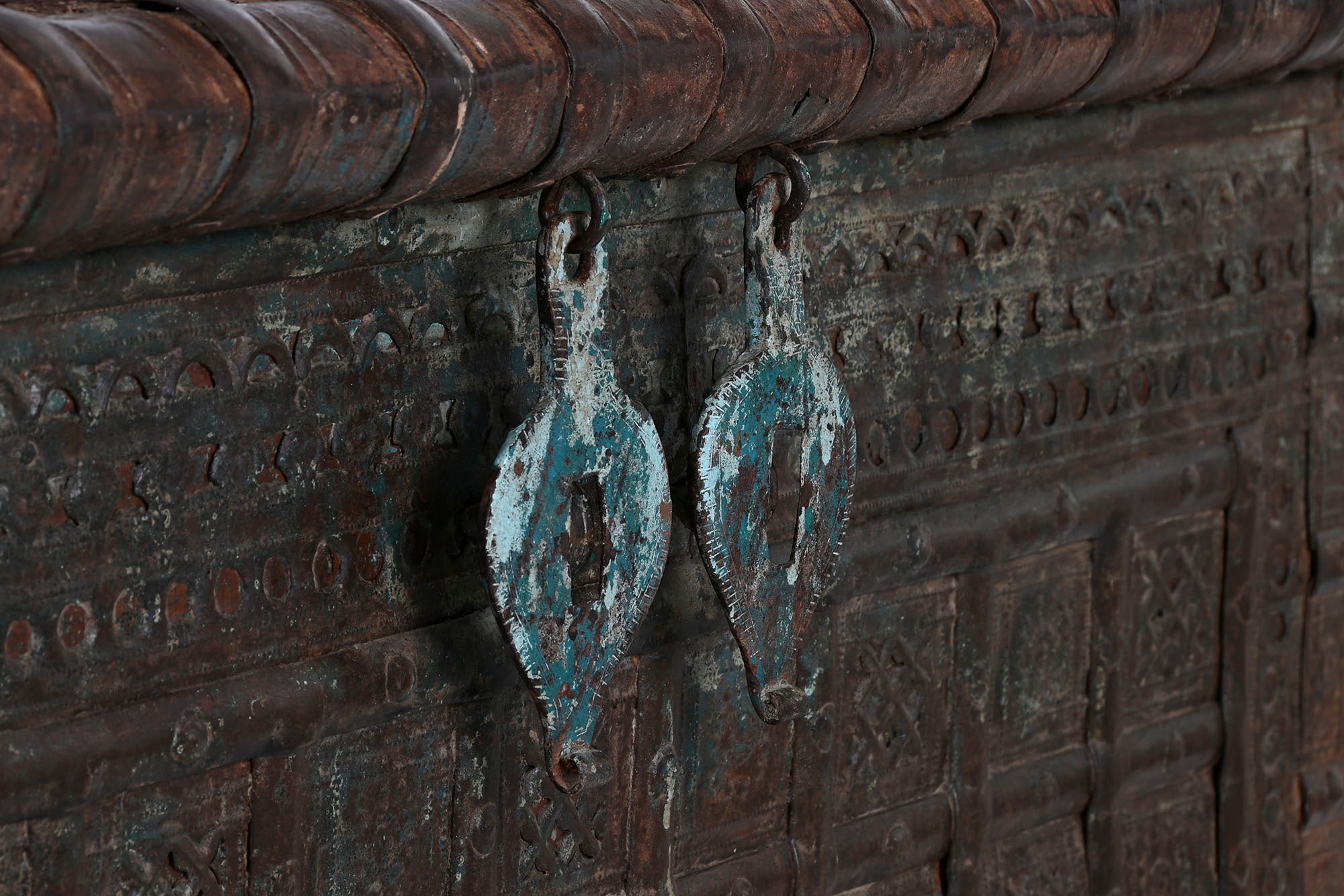 Arcon Teca Hierro 137X44X98 Pieza Surtida Marron