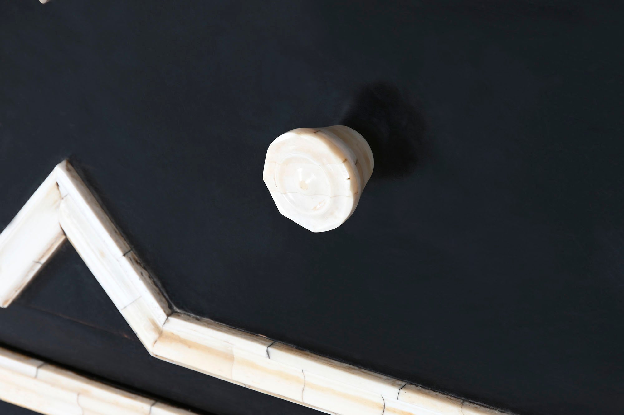 Comoda Hueso 111X51X99 Taracea Hecho A Mano Negro