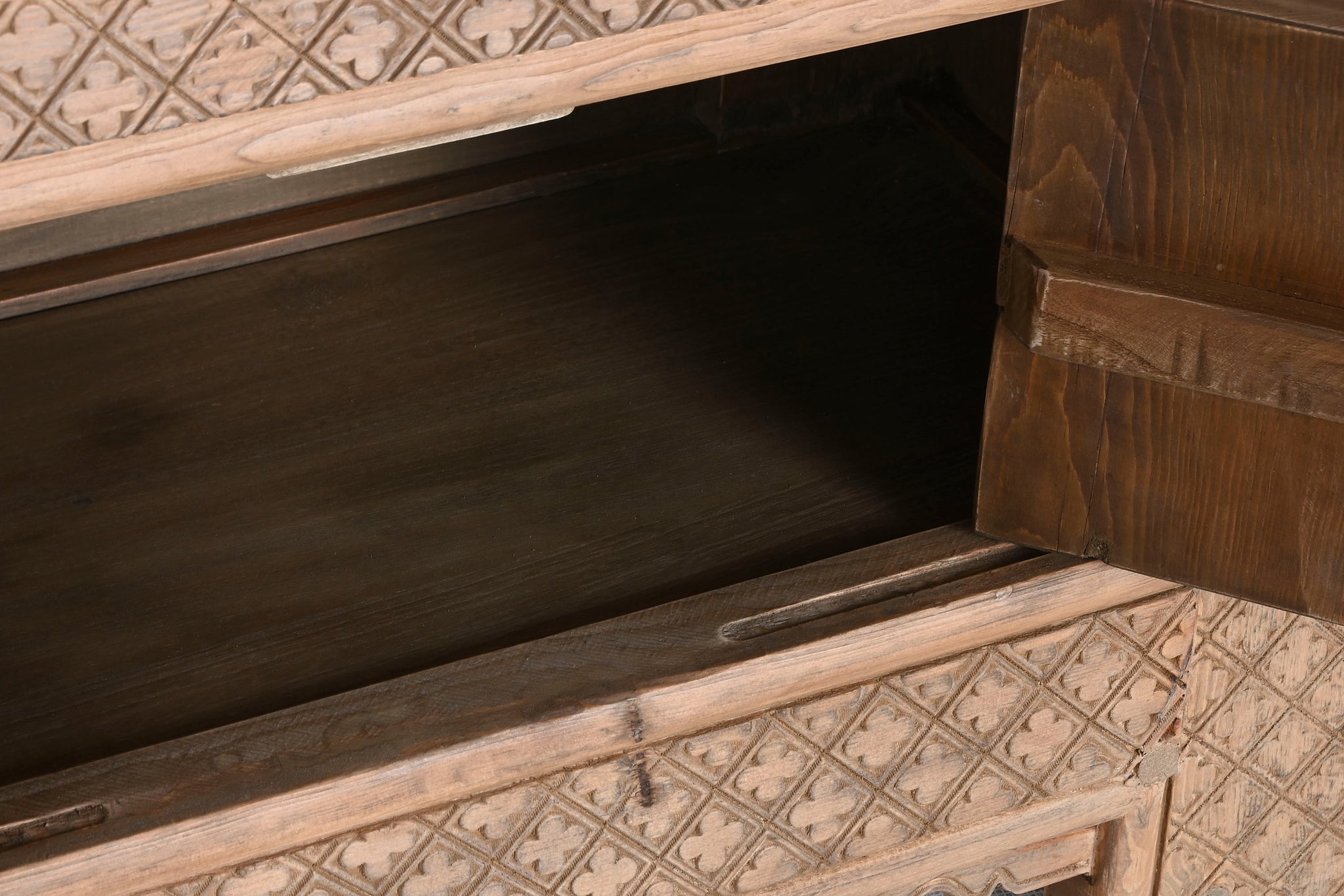 Mueble Tv Olmo Macizo 180X44X60 44,00 Tallado