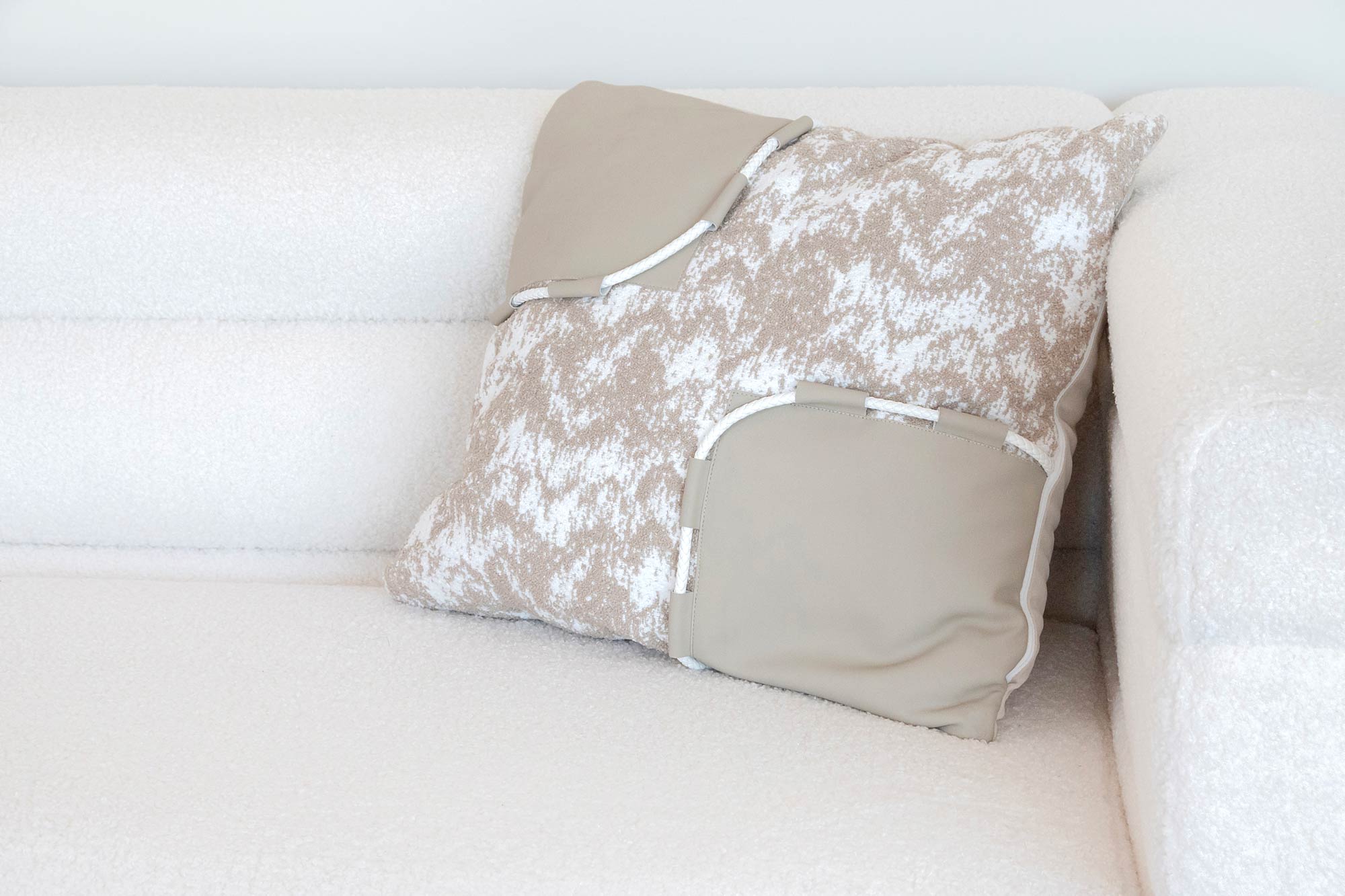 Cojin Jacquard Pu 45X10X45 650 Gsm Beige