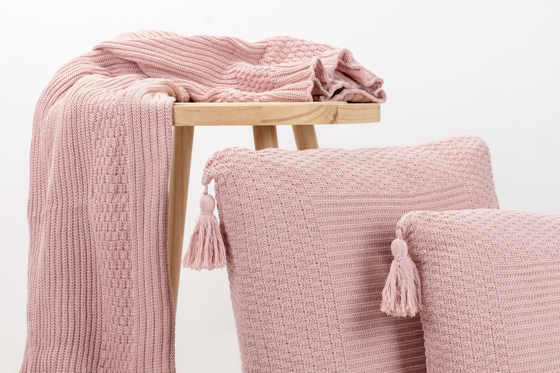 Cojin hilo borlones rosa polvo 50x15x50 cm